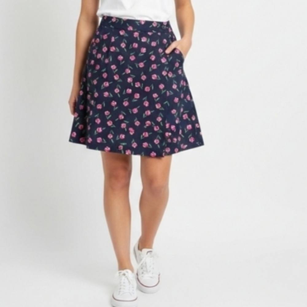 EP Pro By Evan Picone Shorts Floral Navy Blue Size 8 With Wrap Front